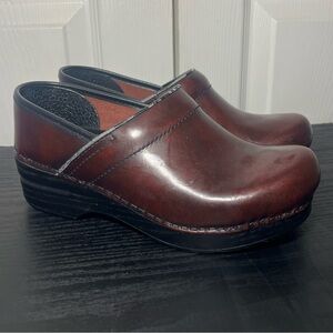 Dansko Professional Leather Clogs Womens ( 6.5 - 7 ) 37 Comfort Shoe Burgundy